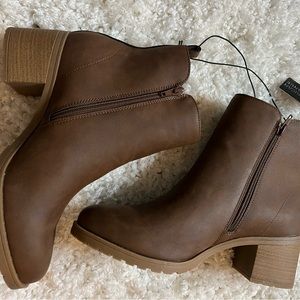 NWT American Exchange Brown Booties. Size 8.5